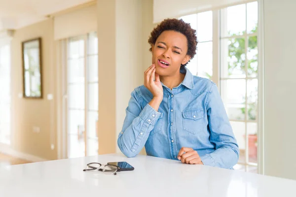 Junge Schöne Afrikanisch Amerikanische Frau Berührt Mund Mit Der Hand — Stockfoto