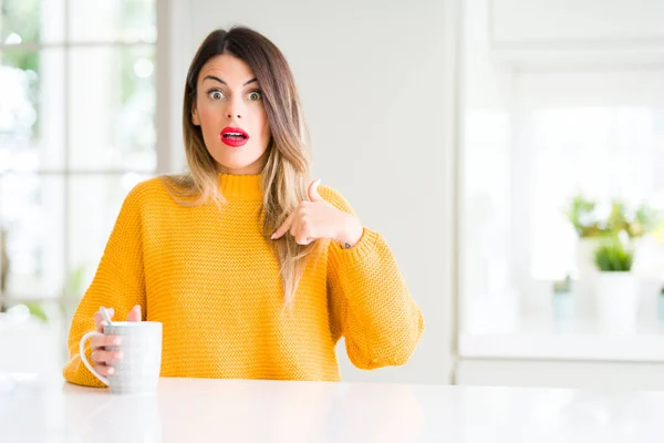 Jonge Mooie Vrouw Drinken Een Kopje Koffie Thuis Met Verrassing — Stockfoto