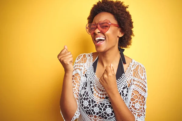 Молодая Африканская Американка Афроволосами Бикини Очках Форме Сердца Счастлива Взволнована — стоковое фото