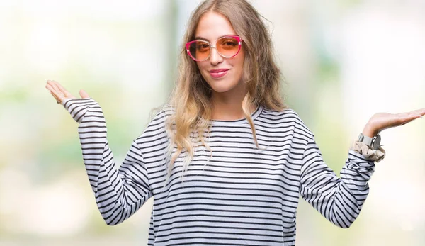 Schöne Junge Blonde Frau Mit Sonnenbrille Über Isoliertem Hintergrund Ahnungslos — Stockfoto