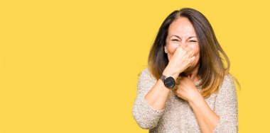 Bir şey pis ve iğrenç kokulu moda kazak, dayanılmaz koku, holding nefes parmak ile burun üzerinde giyen güzel orta yaş kadın. Kötü kokuyor kavramı.