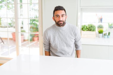 Yakışıklı adam rahat ve emin görünümlü