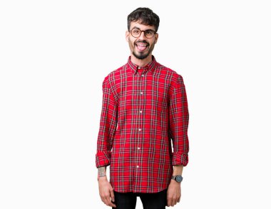 Genç yakışıklı adam gözlük dilini izole arka plan üzerinde mutlu komik ifade ile dışarı. Duygu kavramı.