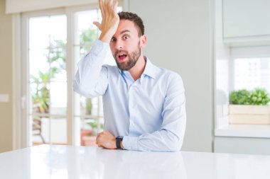 Yakışıklı iş adamı hata için kafasına el ile şaşırttı, hata hatırlıyorum. Unuttum, kötü bellek kavramı.