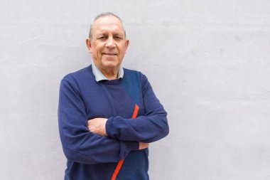 Neşeli, mutlu ve pozitif eğilimli çapraz kolları olan beyaz arka plan üzerinde gülümseyen yakışıklı orta yaş komuta sizde