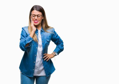 Diş ağrısı veya dişlerde dişlerle ilgili hastalık nedeniyle ağız acı ifadesi ile el ile dokunmak izole arka plan üzerinde gözlük takan üzerinde genç güzel kadın. Diş hekimi kavramı.