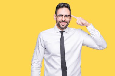 Genç yakışıklı iş adam gözlük izole üzerinde bir parmak, harika bir fikir ya da düşünce, iyi hafıza ile baş gösteren gülen arka plan
