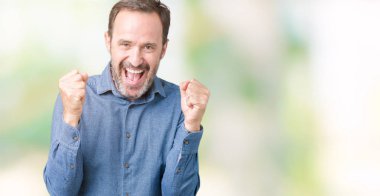 İzole arka plan kutlama üzerinde zarif komuta sizde yakışıklı orta yaş şaşırttı ve başarı için kaldırdı kollarını açarak hayret ve gözleri açık. Kazanan kavramı.