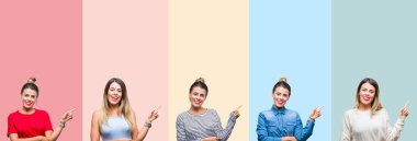 Renkli vintage şeritler üzerinde genç güzel kadın kolaj yüzünde büyük bir gülümseme ile izole arka plan, kameraya bakarak yan el ve parmak ile işaret.