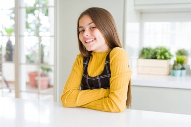 Kendinden emin ve heyecanlı kameraya gülümseyen güzel genç kız çocuk