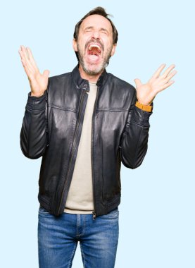 Orta yaş yakışıklı adamın siyah deri ceket kızgın ve silah ile başarı için deli kutluyor giydiğini kaldırdı ve heyecanlı çığlık gözler kapalı. Kazanan kavramı