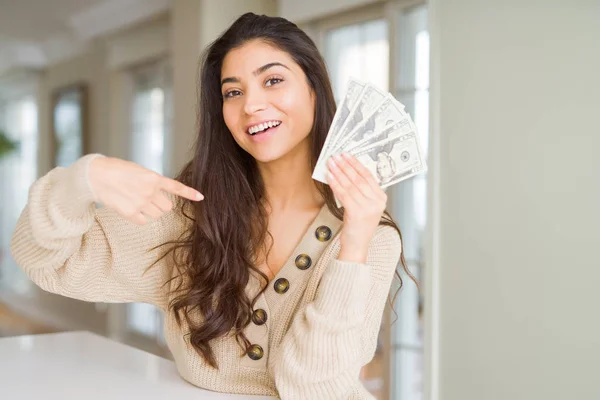 Mujer Joven Sosteniendo Billetes Dólares Con Cara Sorpresa Señalando Dedo — Foto de Stock