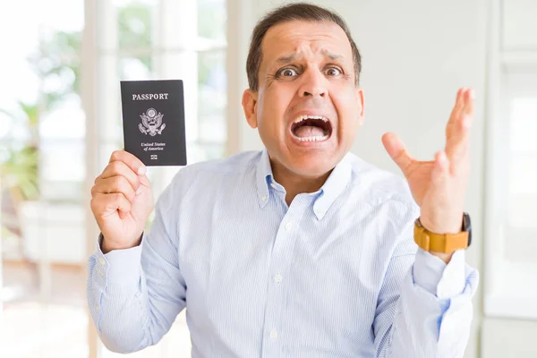 Mężczyzna Średnim Wieku Gospodarstwa Posiadania Paszportu Stanów Zjednoczonych Bardzo Szczęśliwy — Zdjęcie stockowe