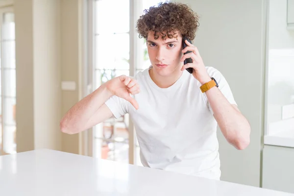 Νέος Άνθρωπος Μιλάει Στο Τηλέφωνο Στο Σπίτι Θυμωμένο Πρόσωπο Αρνητικό — Φωτογραφία Αρχείου