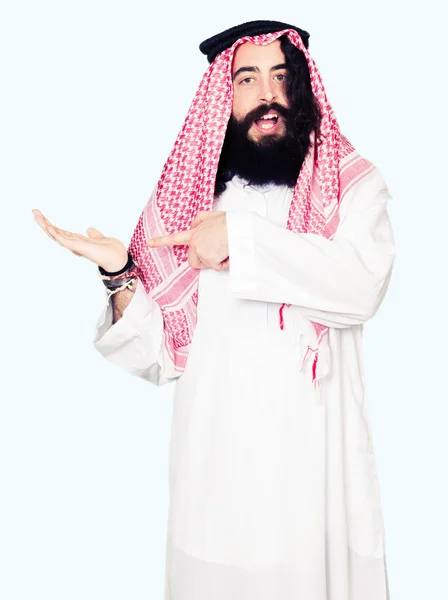 Arabischer Geschäftsmann Mit Langen Haaren Der Einen Traditionellen Keffiyeh Schal — Stockfoto