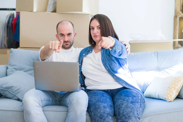 Pareja Joven Sentada Sofá Arround Cajas Cartón Que Trasladan Una — Foto de Stock