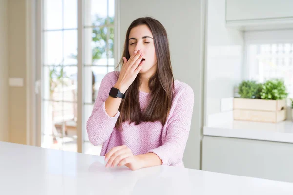 Hermosa Mujer Joven Con Suéter Rosa Aburrido Bostezo Cansado Cubriendo —  Fotos de Stock