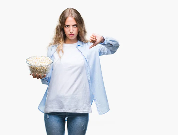 Bella Giovane Donna Bionda Mangiare Popcorn Sfondo Isolato Con Faccia — Foto Stock