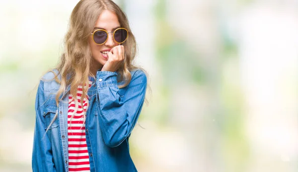 Schöne Junge Blonde Frau Mit Sonnenbrille Über Isoliertem Hintergrund Sieht — Stockfoto