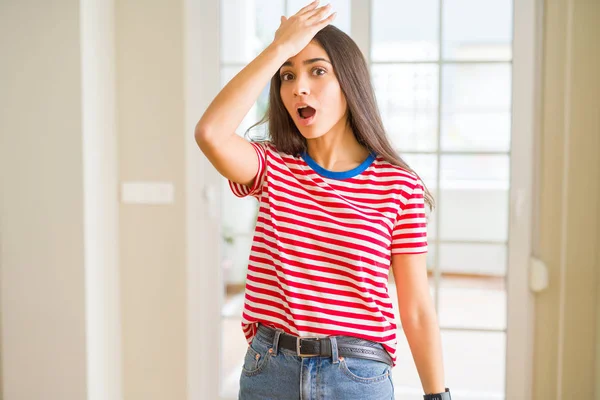 Jovem Mulher Bonita Vestindo Shirt Casual Surpreso Com Mão Cabeça — Fotografia de Stock