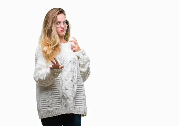 Junge Schöne Blonde Frau Trägt Winterpullover Und Sonnenbrille Über Isoliertem — Stockfoto