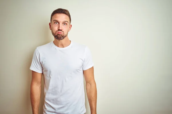 Junger Gutaussehender Mann Lässigem Weißem Shirt Über Isoliertem Hintergrund Der — Stockfoto