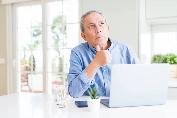 Hombre Mayor Guapo Usando Computadora Portátil Que Trabaja Internet Cara — Foto de Stock