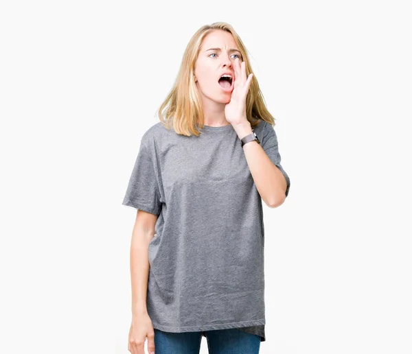 Mulher Bonita Vestindo Camiseta Casual Oversize Sobre Fundo Isolado Gritando — Fotografia de Stock