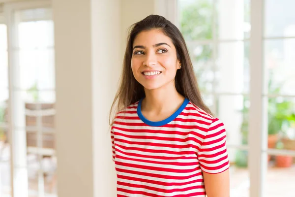 Hermosa mujer morena sonriendo alegre, luciendo feliz y pos — Foto de Stock