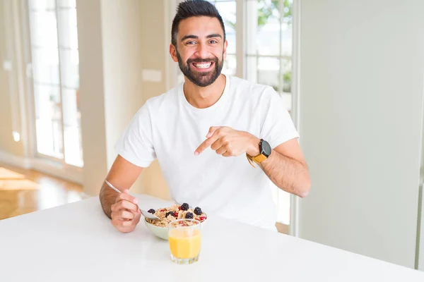 Όμορφος Ισπανόφωνος Άνθρωπος Τρώει Υγιεινό Πρωινό Πρωί Στο Σπίτι Πολύ — Φωτογραφία Αρχείου