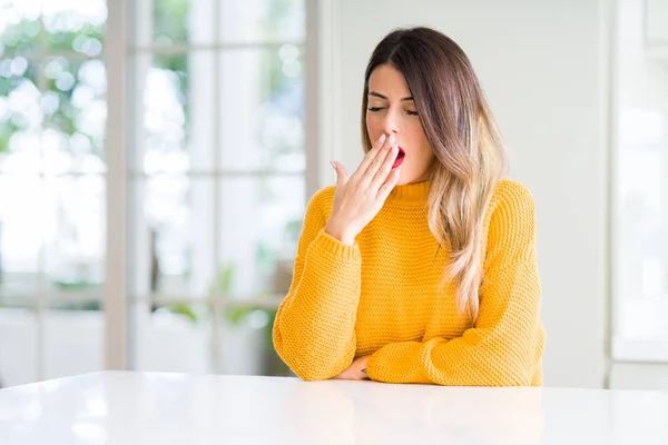 Jovem Mulher Bonita Vestindo Camisola Inverno Casa Entediado Bocejo Cansado — Fotografia de Stock