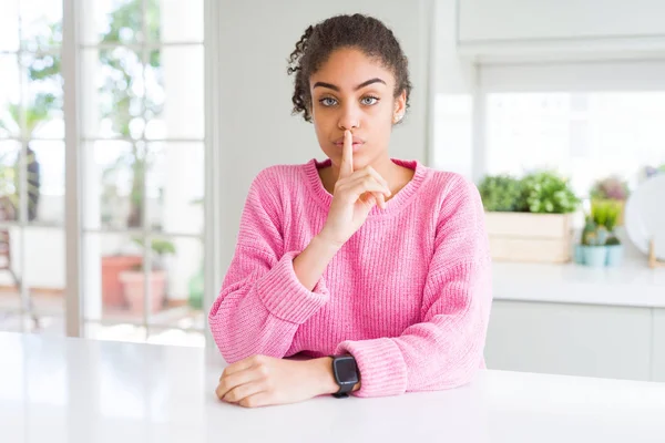 Красивая Африканская Американка Афроволосами Розовом Свитере Просит Тишины Пальцем Губах — стоковое фото