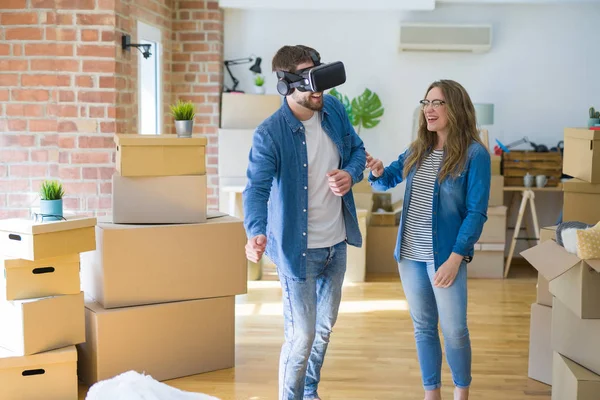 Casal Jovem Mudando Para Uma Nova Casa Divertindo Brincando Com — Fotografia de Stock