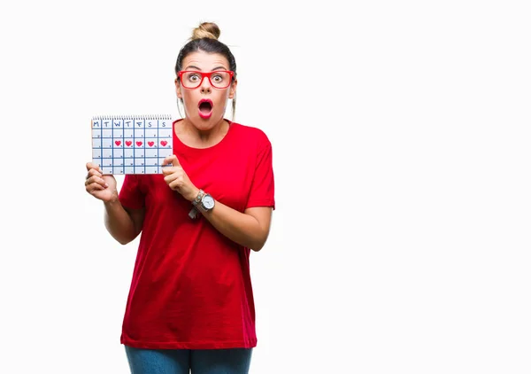 Jovem Bela Mulher Segurando Calendário Menstruação Sobre Fundo Isolado Assustado — Fotografia de Stock