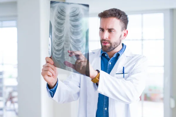 Doctor Hombre Mirando Radiografía Rayos Haciendo Examen Corporal —  Fotos de Stock