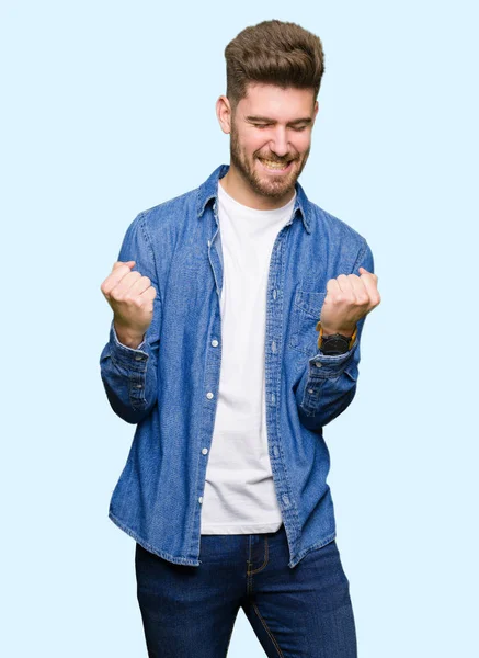 Junger Schöner Blonder Mann Lässiger Jeansjacke Sehr Glücklich Und Aufgeregt — Stockfoto