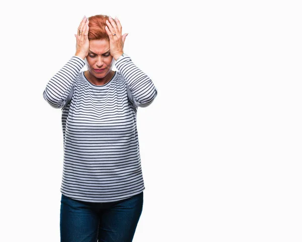 活跃的高级高加索红发性妇女在孤立的背景下遭受头痛绝望和压力 因为疼痛和偏头痛 双手放在头上 — 图库照片
