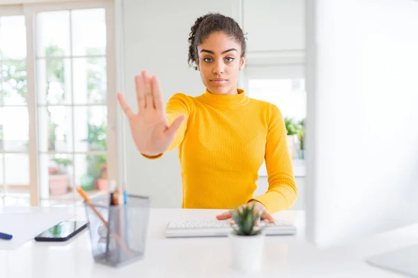 Jovem Afro Americana Trabalhando Usando Computador Com Mão Aberta Fazendo — Fotografia de Stock