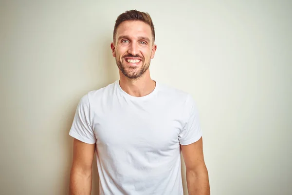 Homem Bonito Jovem Vestindo Shirt Branca Casual Sobre Fundo Isolado — Fotografia de Stock