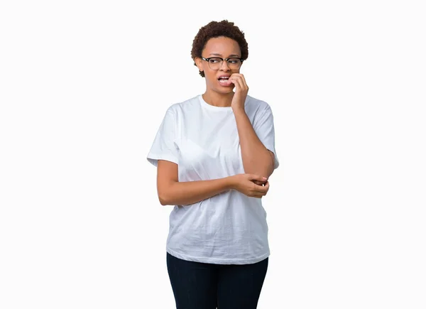 Schöne Junge Afrikanisch Amerikanische Frau Mit Brille Vor Isoliertem Hintergrund — Stockfoto