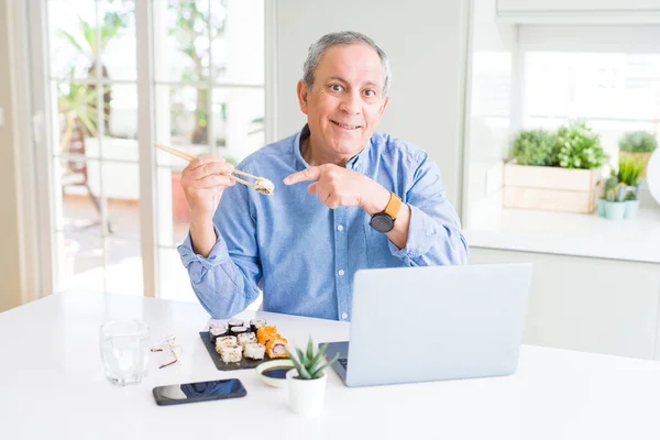 Hombre Mayor Negocios Guapo Comiendo Sushi Entrega Mientras Trabaja Usando — Foto de Stock