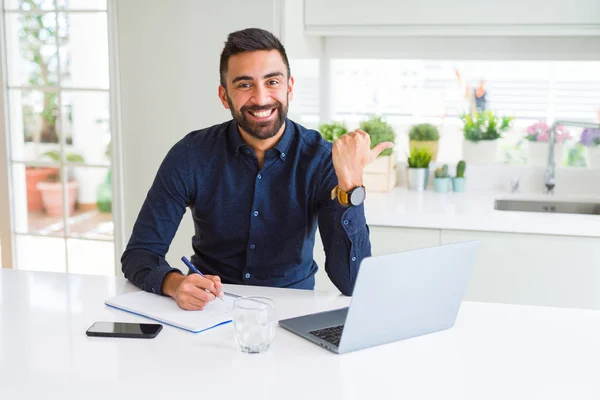 Hombre Hispano Guapo Trabajando Usando Computadora Escribiendo Papel Señalando Mostrando — Foto de Stock