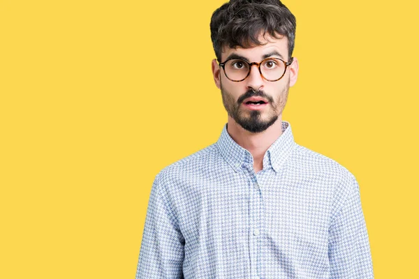Ung Vacker Man Glasögon Över Isolerade Bakgrund Rädd Och Chockad — Stockfoto