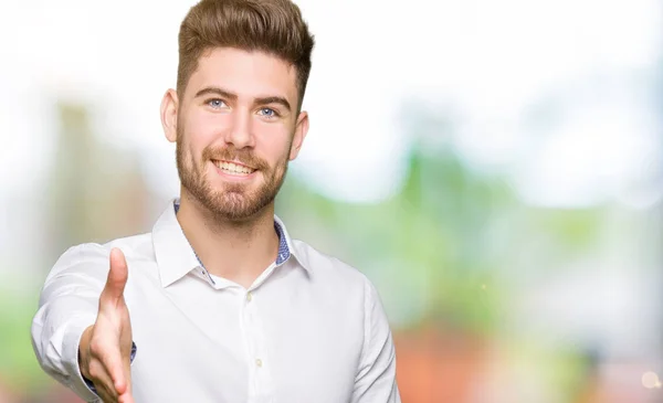 Joven Hombre Negocios Guapo Sonriendo Amable Ofreciendo Apretón Manos Como —  Fotos de Stock