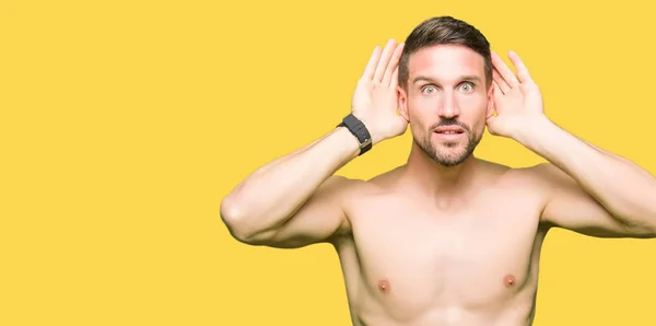 Bonito Homem Sem Camisa Mostrando Peito Tentando Ouvir Ambas Mãos — Fotografia de Stock