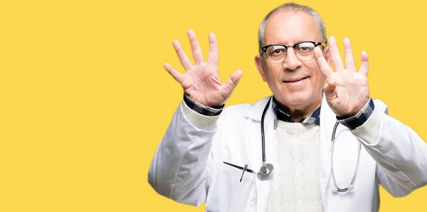 Stilig Senior Doktor Man Klädd Medicinsk Coat Visar Och Pekar — Stockfoto