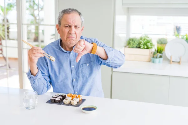 Pohledný Starší Muž Který Bere Sushi Používá Hůlky Doma Hněvivou — Stock fotografie