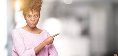 Güzel genç Afro-Amerikan kadın gözlük izole üzerinde işaretleme için reklam, ciddi ve sakin yüz gösterilen yan el parmak ile arka plan