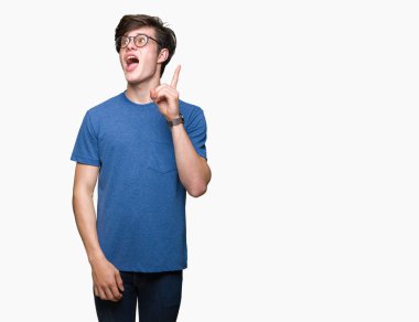 Başarılı fikirle izole arka plan işaret parmağı üzerinde gözlük takan yakışıklı delikanlı. Çıktıktan ve mutlu. Bir numara.