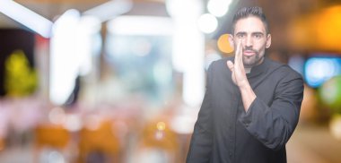 Genç Hıristiyan rahip izole arka plan el gizli söylenti söylüyor ağzına üzerinde kötü amaçlı konuşma konuşma fısıldayan